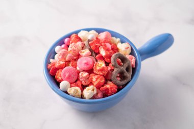 Gıda, renkli, doğum günü, festival, mısır, çikolatalı pretzel, sevgililer günü, sevgililer günü, sevgililer günü, sevgililer günü, şeker, karamelize, renkli, eğlenceli, aromalı, parti, kaplama, bayram, tatlı, şeker, tatlı, patlamış mısır, kırmızı, şeker, kase