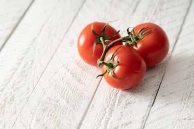 Beyaz kırsal masada olgun kırmızı domatesler.