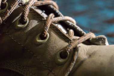 Giyinik iş botlarının bağcıklarını kapat