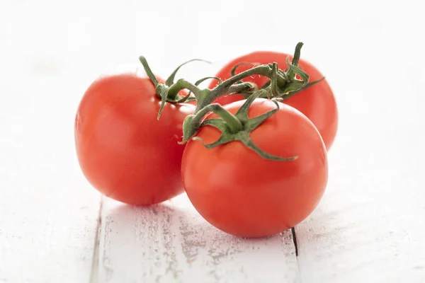 Rode Wijnstok Rijpe Tomaten Witte Rustieke Tafel — Stockfoto