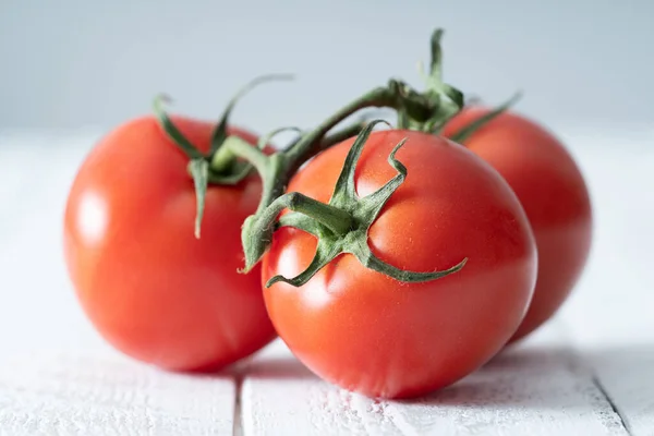 Rode Wijnstok Rijpe Tomaten Witte Rustieke Tafel — Stockfoto