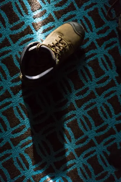 iş botu halı üzerinde