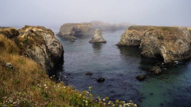Sisli uçurum okyanus mavi yeşil, deniz mağarası