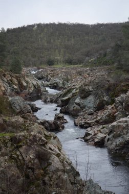 Sel basmış Cosumnis Nehri kanyondan akıyor