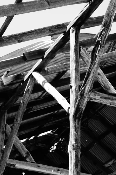 废弃建筑谷仓木材支撑梁的文摘 — 图库照片