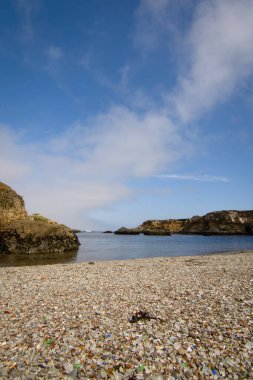 Cam atıklar dalgalar tarafından yıkanır ve cilalanmış cam plajı yaratmak için parlatılır. Glass Beach Eyalet Parkı Kaliforniya.