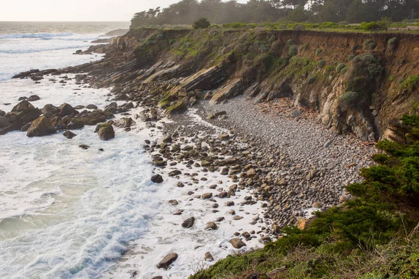 波と岩のビーチがクラッシュした北カリフォルニア沿岸の崖の風景 — ストック写真