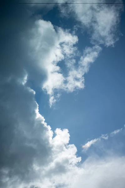 Puffy Wolken Blauwe Hemel — Stockfoto