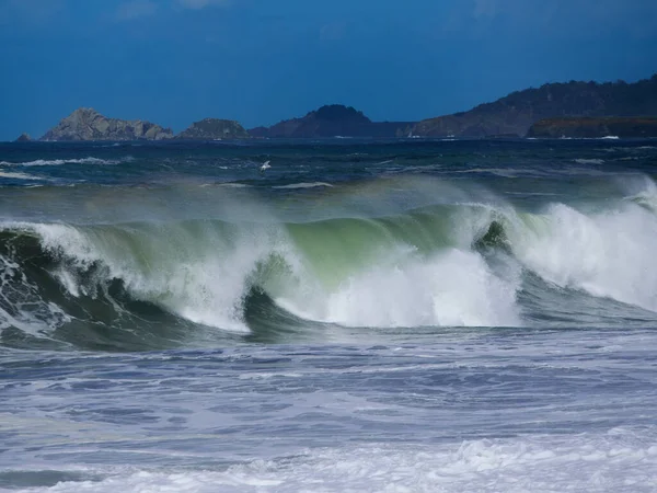 Mavi Okyanus Dalgaları Çarpıyor — Stok fotoğraf