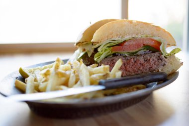 Gurme hamburger ve ateş hazır.