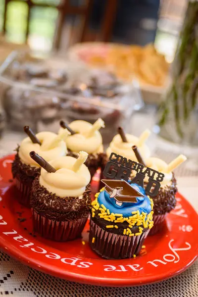 Graduación Cupcakes Chocolate Con Glaseado Azul Blanco Plato Rojo —  Fotos de Stock