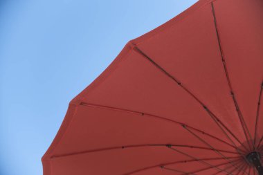 Kırmızı açık güneş şemsiyesi