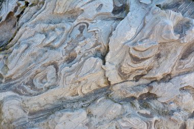 Katmanlı kaya yüzeyinde doğal girdap ve daireler oluşur..