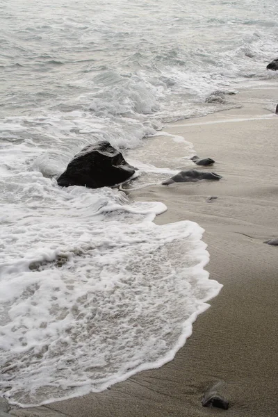 Вид Білу Пінисту Хвилю Біжить Вологому Піску Скелями Берегової Лінії — стокове фото