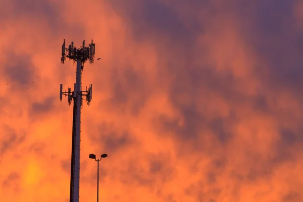 Handy Kommunikationsturm Sonnenuntergang Wolken — Stockfoto