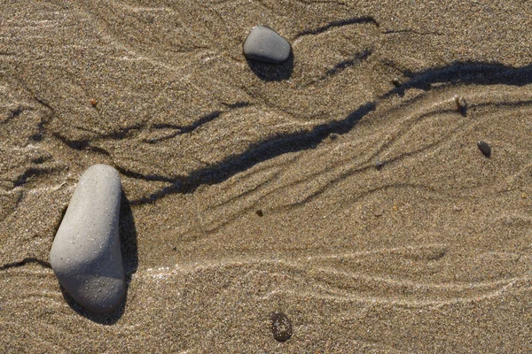 Πέτρες Νερό Ξεπλένουν Την Άμμο Δημιουργώντας Γραμμές Και Ελαιώνες — Φωτογραφία Αρχείου