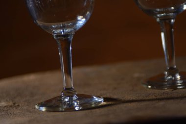 Paslı kırsal bir taburede bir çift boş şarap kadehi.