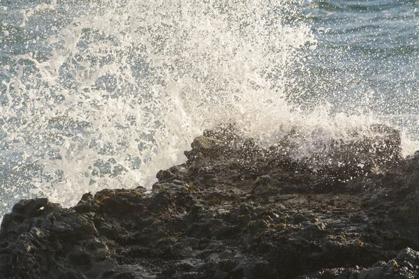 Хвилі Розбиваються Зубчастих Чорних Скелях — стокове фото