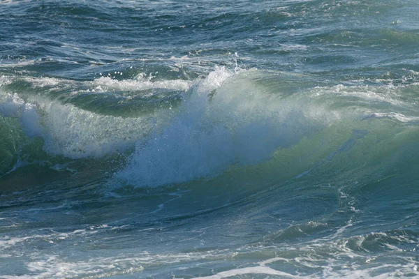 大浪中明亮清澈的海水在阳光下卷曲的景象 — 图库照片