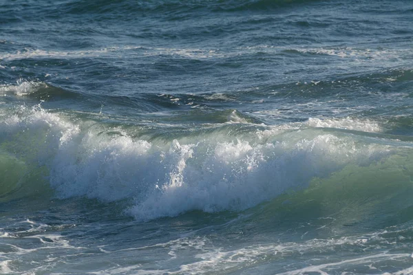 阳光下海水涌出白浪的景象 — 图库照片
