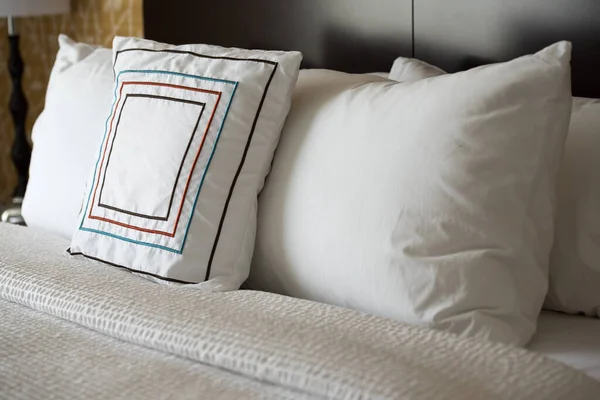 正方形のパターンを持つベッドの上のセンターピロン — ストック写真