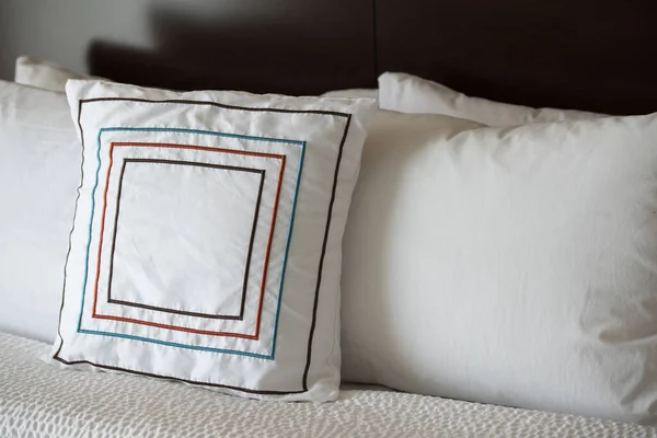 Mittelpillon Auf Bett Mit Quadratischem Muster — Stockfoto
