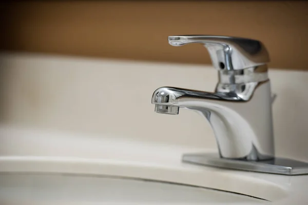Badezimmerwaschbecken Wasserhahn Chrom Glänzend Arbeitsplatte Backsplash — Stockfoto