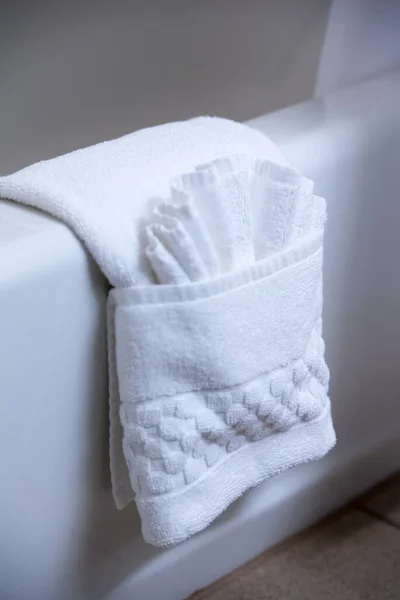 折り畳まれた バスタオル 洗濯布 バスタブ バスルーム — ストック写真