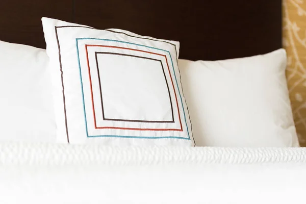 Retro Square Pillow Bed Spread White — Stock Photo, Image