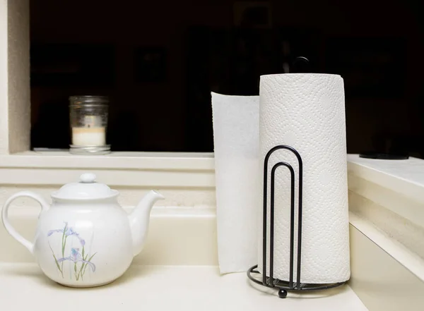 Ein Einfacher Papierhandtuchhalter Der Eine Weiße Papierhandtuchrolle Auf Einem Küchentisch — Stockfoto