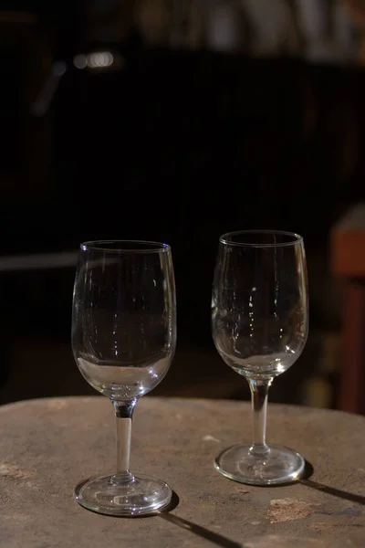 錆びた素朴な古いスツールの上に空のワイングラスのペア — ストック写真