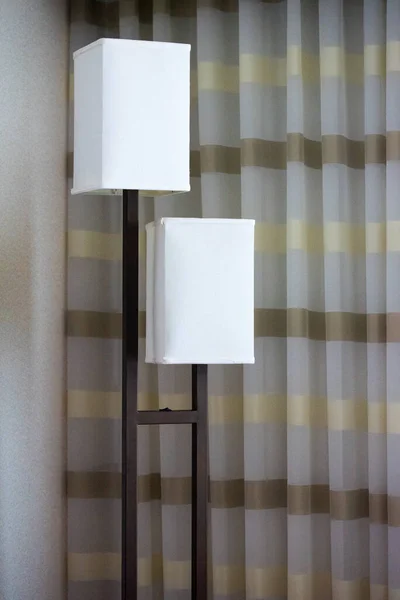 Torchier Moderne Deux Lampes Avec Couvertures Blanches Debout Près Rideau — Photo