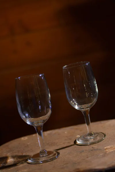 錆びた素朴な古いスツールの上に空のワイングラスのペア — ストック写真