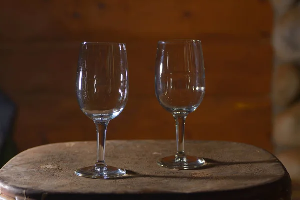 Ein Paar Leere Weingläser Auf Einem Rostigen Rustikalen Alten Hocker — Stockfoto