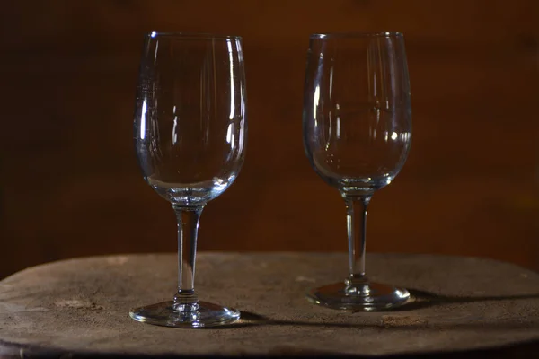 Paslı Kırsal Bir Taburede Bir Çift Boş Şarap Kadehi — Stok fotoğraf