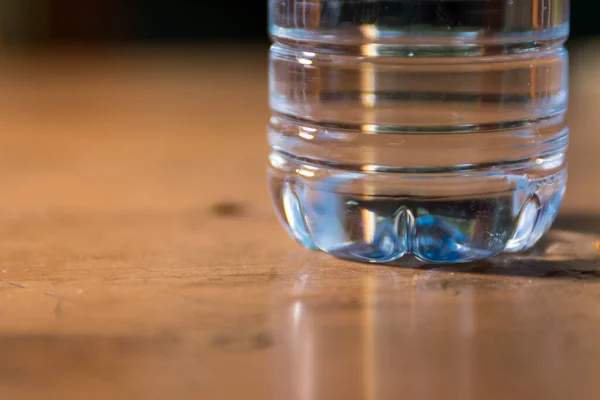Plast Vattenflaska Ett Bord — Stockfoto