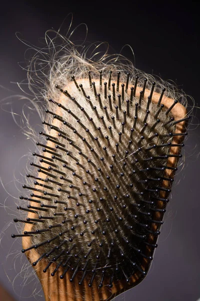 Tahta Saç Fırçasına Dolanmış Sarı Uzun Saçlar — Stok fotoğraf