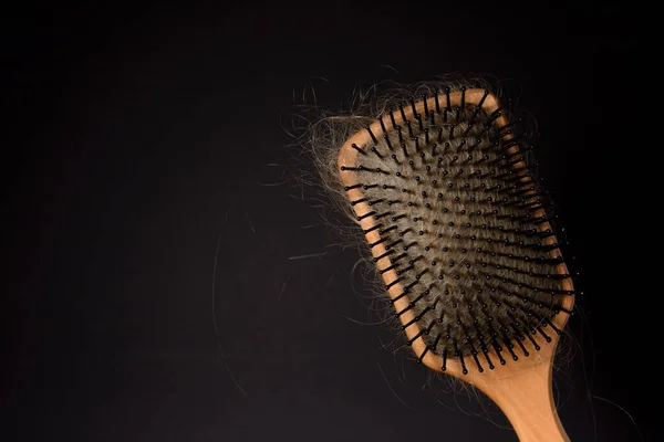 Tahta Saç Fırçasına Dolanmış Sarı Uzun Saçlar — Stok fotoğraf