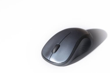 Beyaz bir masada parmak tekerleği olan bir bilgisayar faresi..