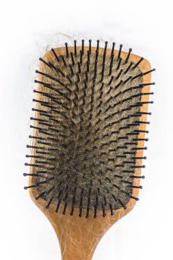 Karışık sarı saçlarla dolu büyük bir saç fırçası.