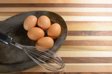 Kırsal metal bir plaka, 6 'lı kahverengi yumurta, bir tutam ve kesme tahtası..