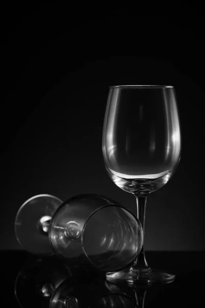 One Wine Glass Standing Empty Upright Other Empty Fallen — Stock Photo, Image