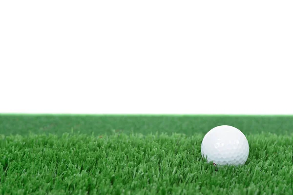 一个白色的高尔夫球 坐在绿色的粗糙的草地上 有白色的背景 — 图库照片