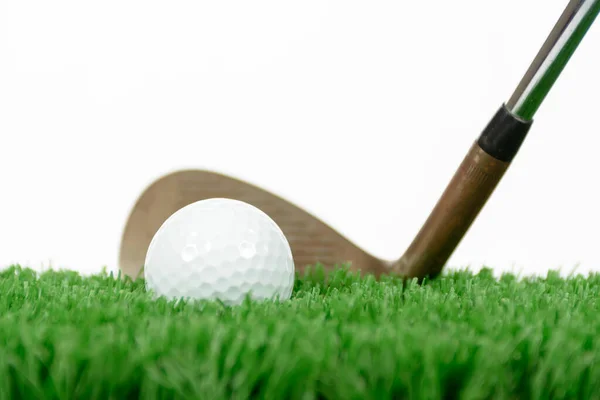 Egy Golflabda Magas Zöld Egy Rozsdás Bronz Színű Vas Golf — Stock Fotó
