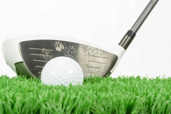 Uma Bola Golfe Sentado Grama Verde Alta Com Clube Golfe — Fotografia de Stock