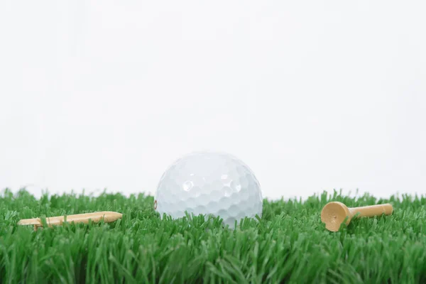 Fehér Golflabda Zöld Füvön Fehér Háttérrel Törött Pólóval — Stock Fotó