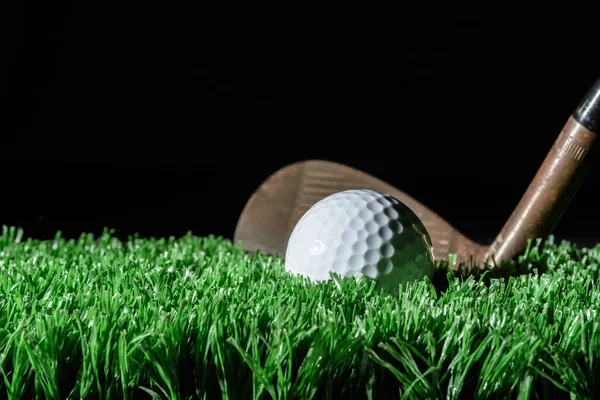 Paslı Bir Broz Golf Sopası Yeşil Çimlerin Üzerinde Beyaz Bir — Stok fotoğraf
