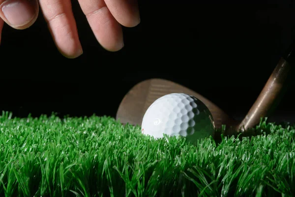 Egy Kéz Megragadja Golflabdát Egy Golflabda Mögött Zöld — Stock Fotó