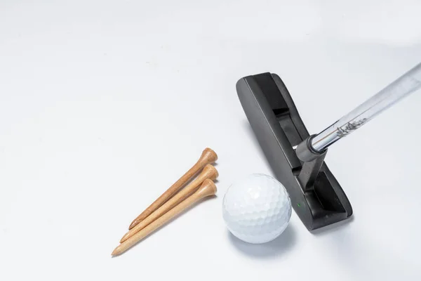 Különböző Golf Felszerelés Fehér Háttérrel Egy Golflabdát Golfütőt Golfpólót — Stock Fotó