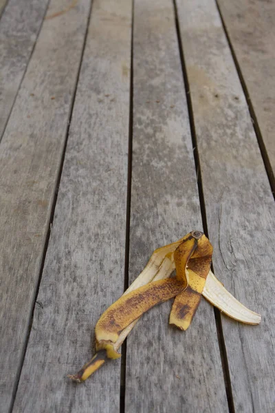 旧木桌上腐烂的香蕉皮 — 图库照片